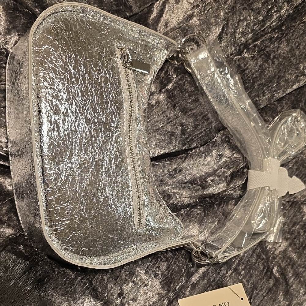 Chic Silver Shoulder Bag - Picture 3 of 5